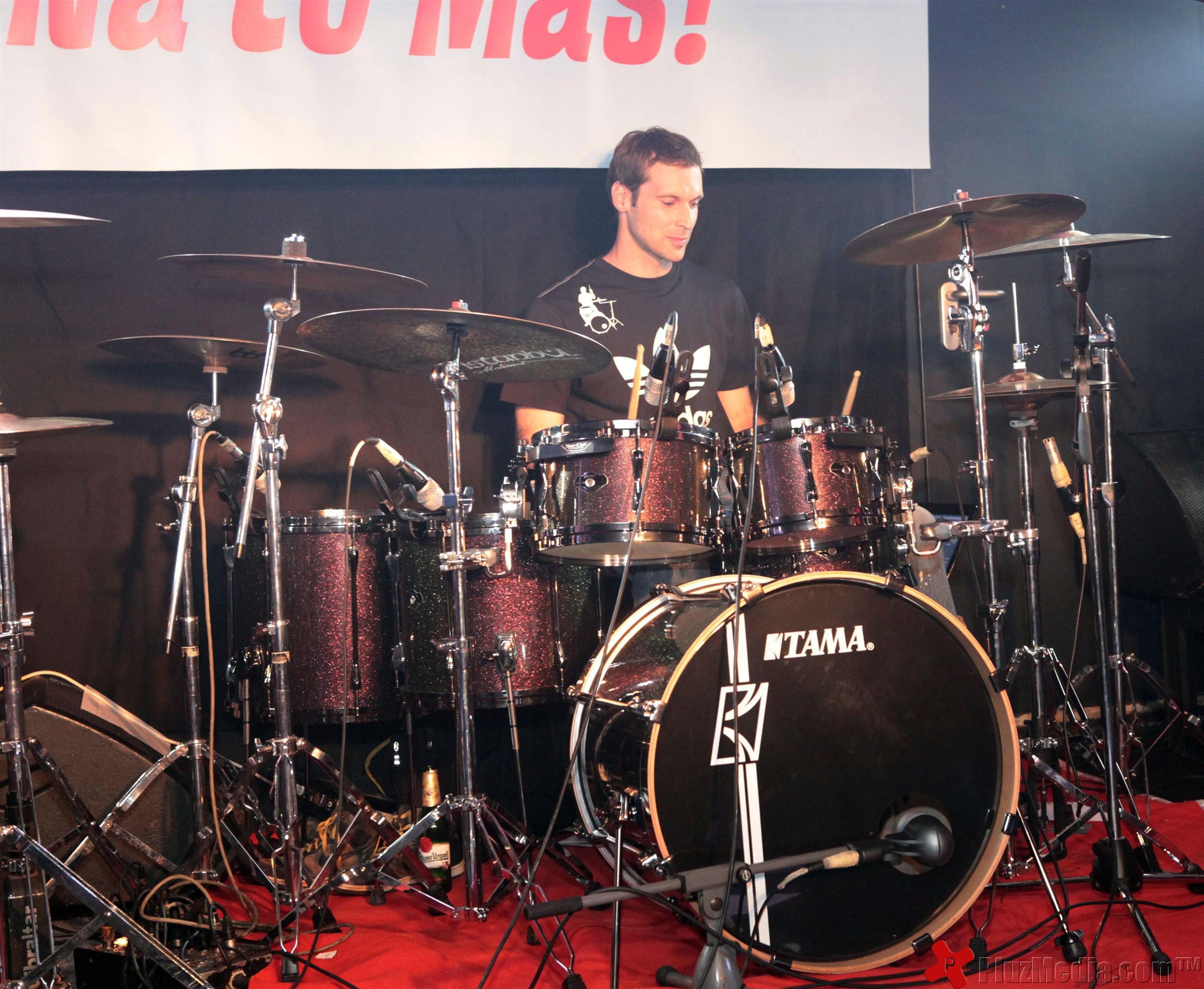 Petr Cech plays the drums with Czech rock band 'Eddie Stoilow' - Photos | Picture 98780